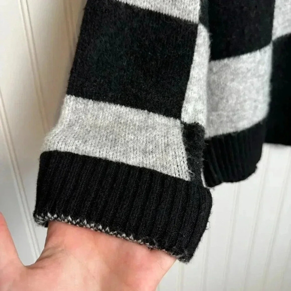 Industry black white checkered button front cardigan sweater size small M17 - Picture 2 of 6